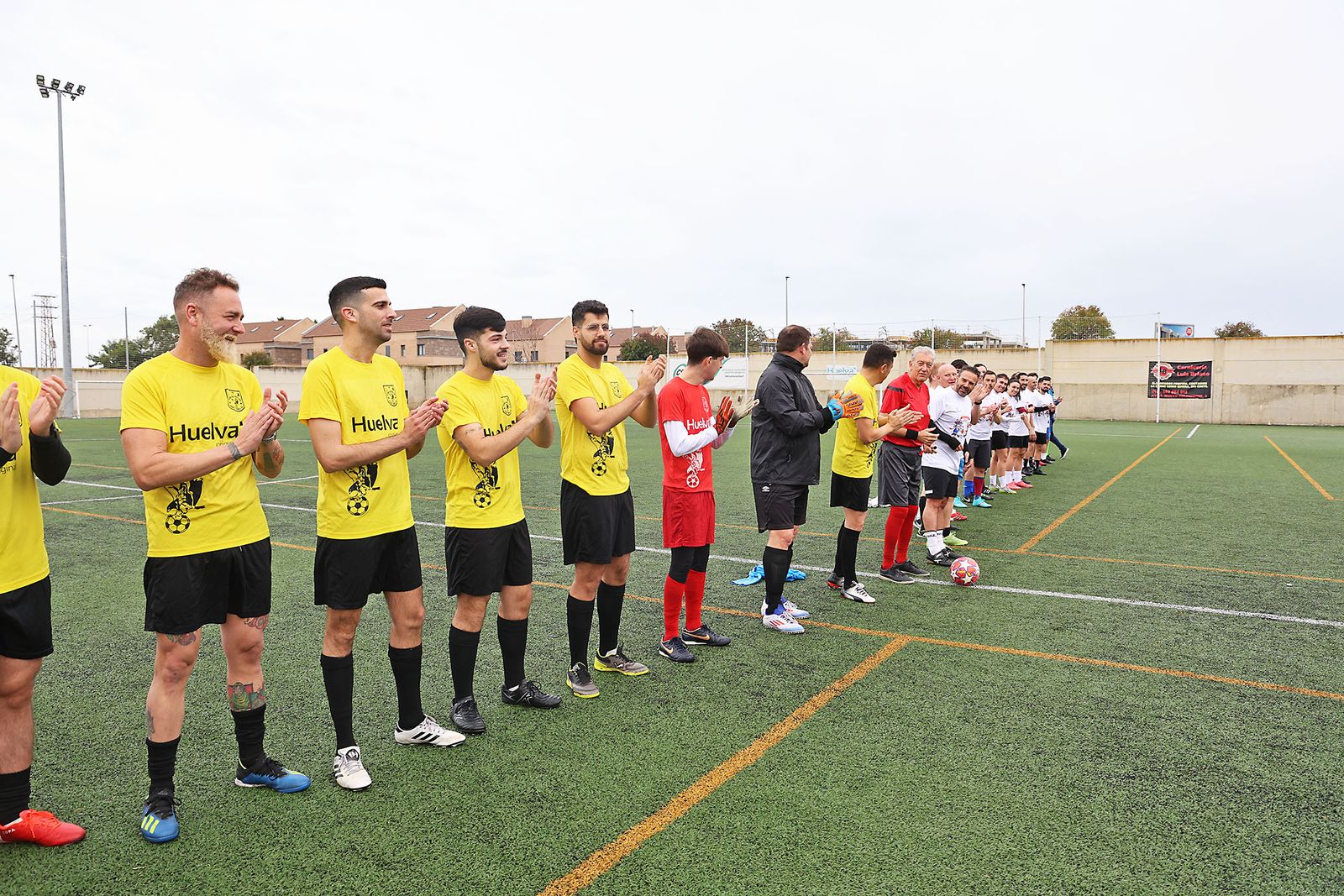 Periodistas y políticos disputan su tradicional partido navideño de fútbol