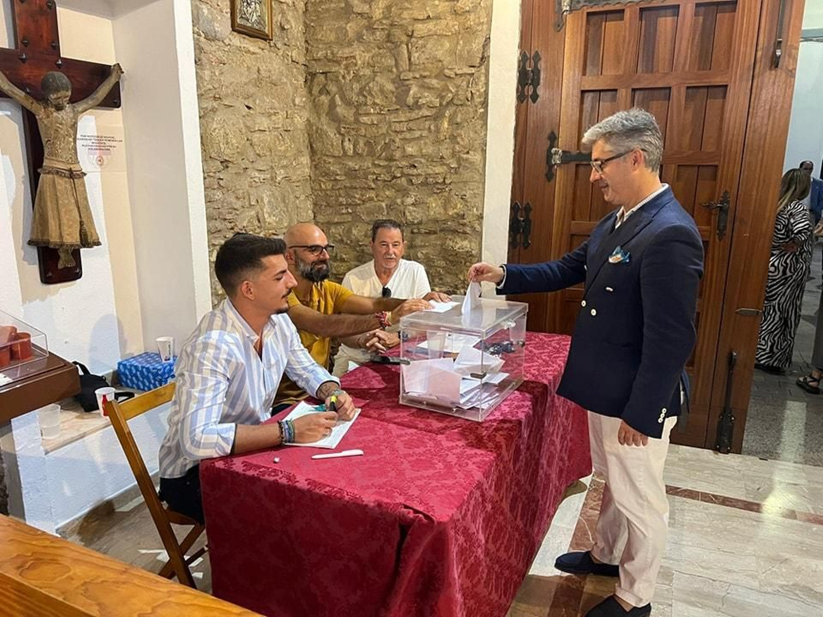 Raúl Ocaña, votando en la capilla de San Isidro