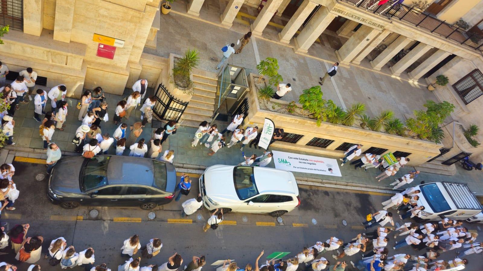 Parte de los manifestantes frente a la Subdelegación del Gobierno en Almería