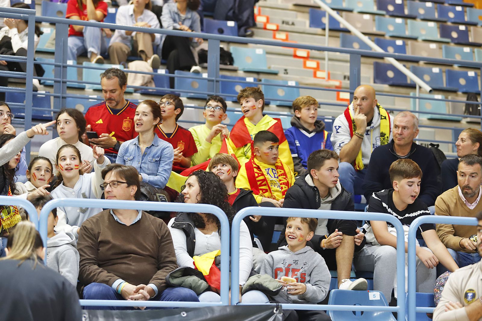 Ambiente en las gradas en el partido de la selección Española femenina de baloncesto contra Islnadia