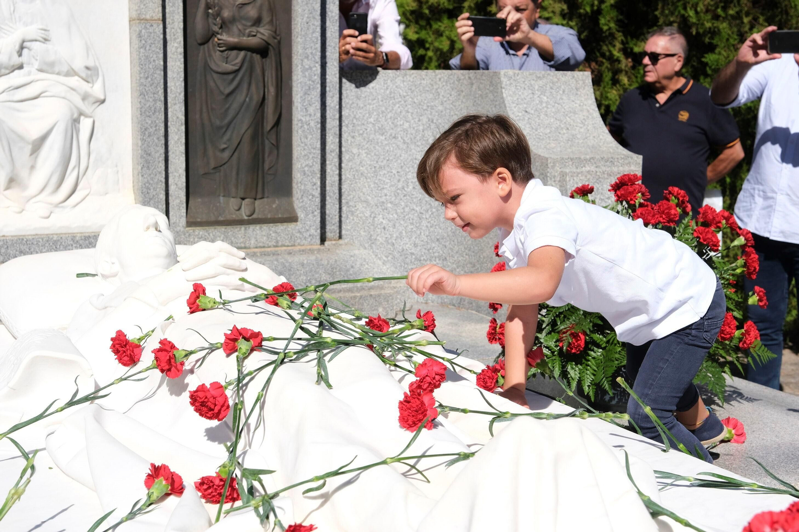 Las fotografías de la ofrenda floral a Manolete en Córdoba: entre claveles rojos y hazañas