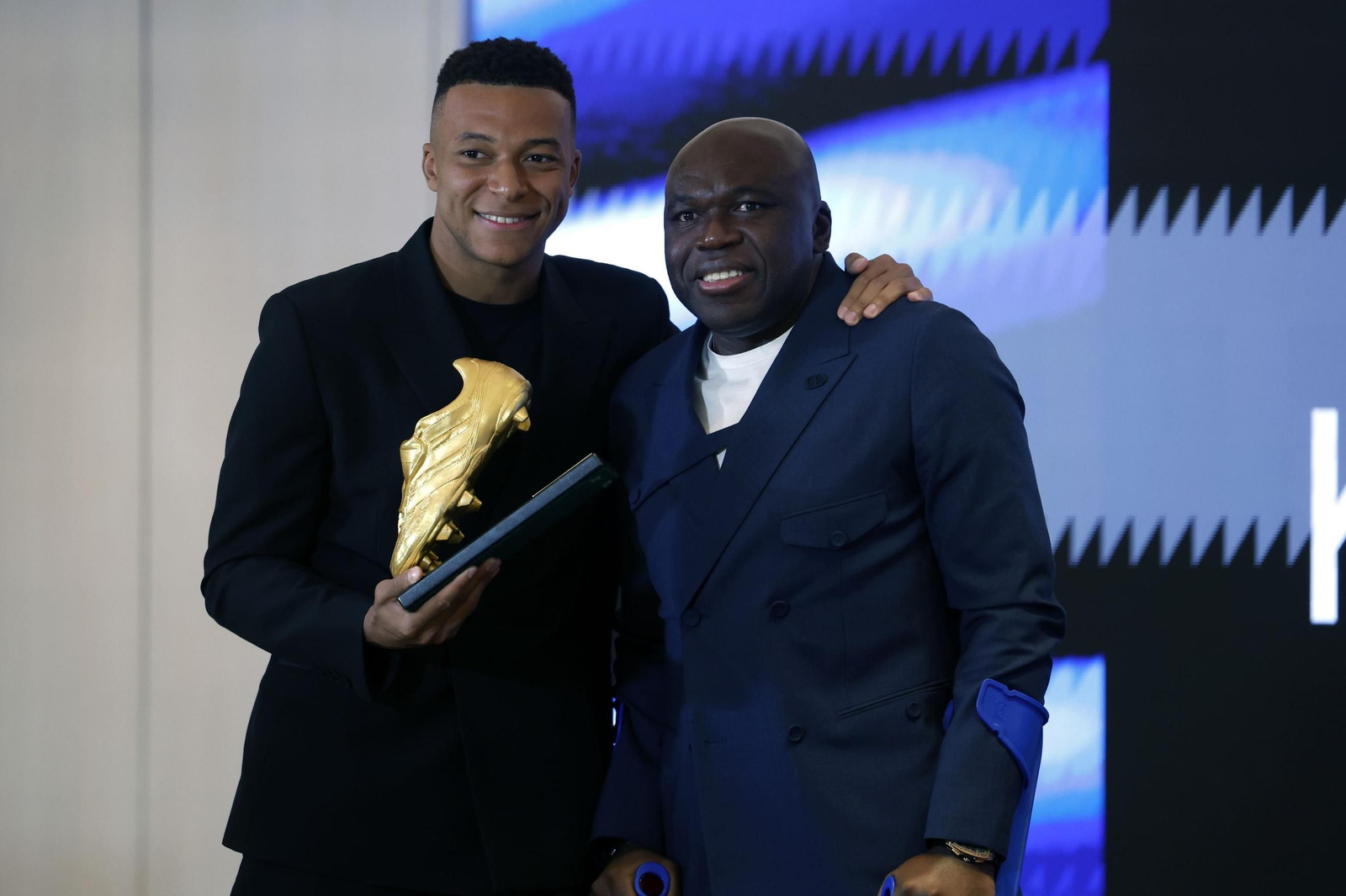 Kylian y Wilfried Mbappé, padre e hijo, posan orgullosos con la Bota de Oro. Kylian y Wilfried Mbappé, padre e hijo, posan orgullosos con la Bota de Oro.
