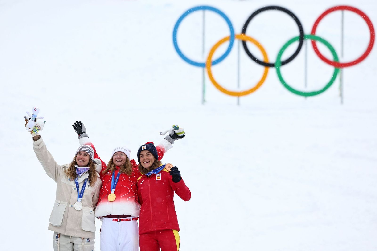 Emily Harrop (plata), Marianne Fatton (oro), y Ana Alonso (bronce), en el podio de Bormio