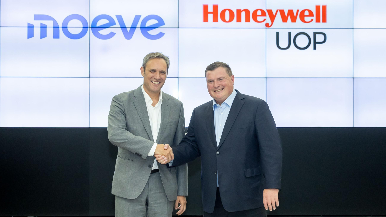 A la izquierda, Josá María Solana, CEO de Moeve Chemicals; a la derecha, Ken West, Presidente y CEO de Honeywell Energy & Sustainability Solutions.