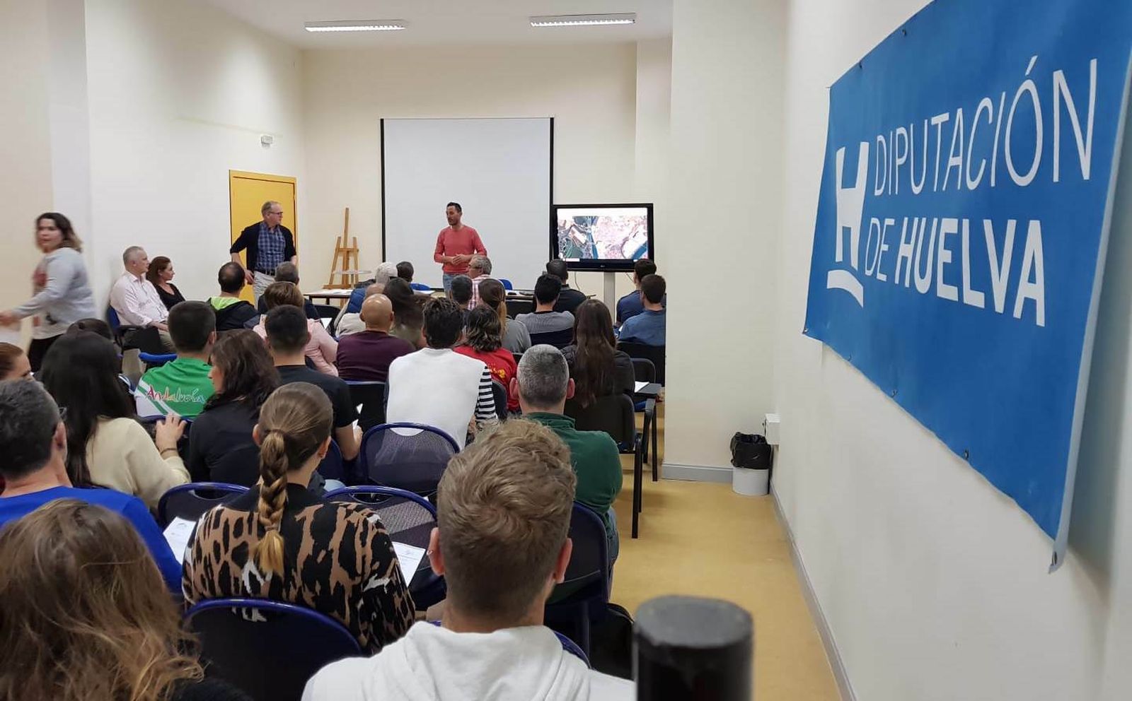 Los voluntarios para la organización del Campeonato de Europa de Triatlón reciben indicaciones.