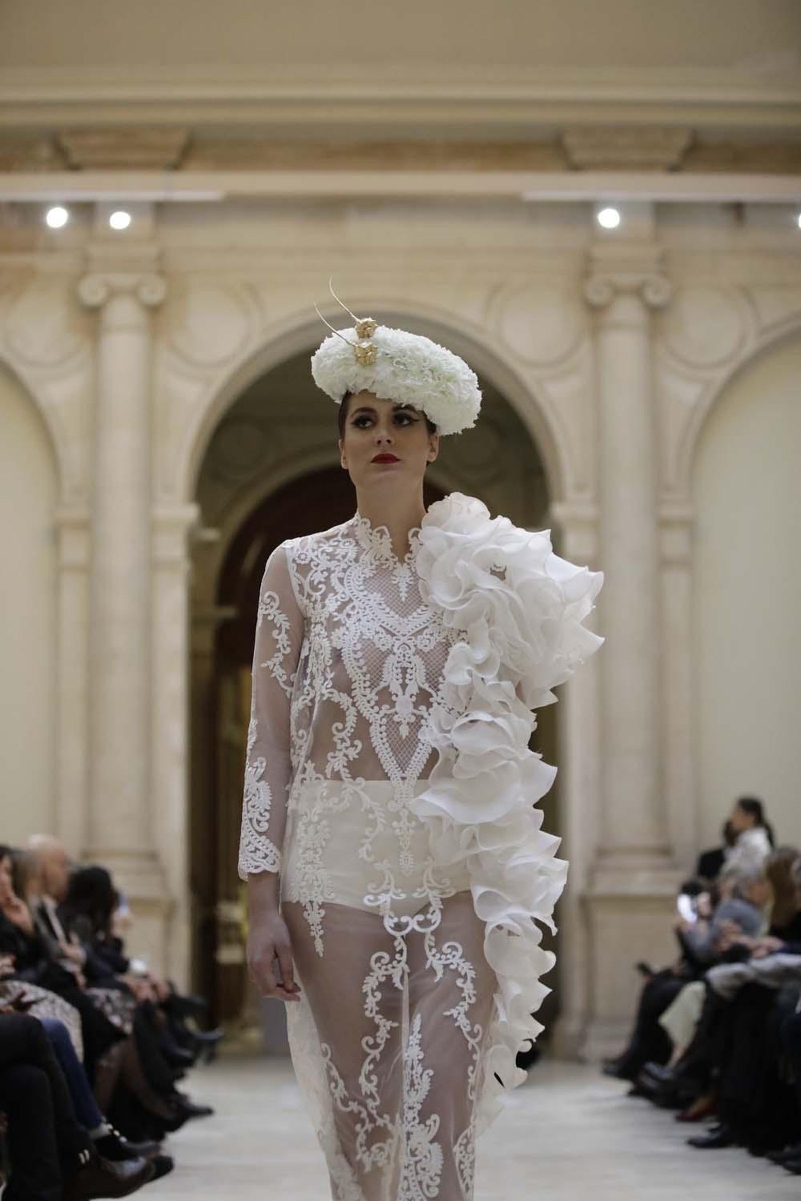 De i. a dcha. Águeda López, mujer del cantante Luis Fonsi; dos detalles de volantes y tocados, y diseño con sombrero cordobés.