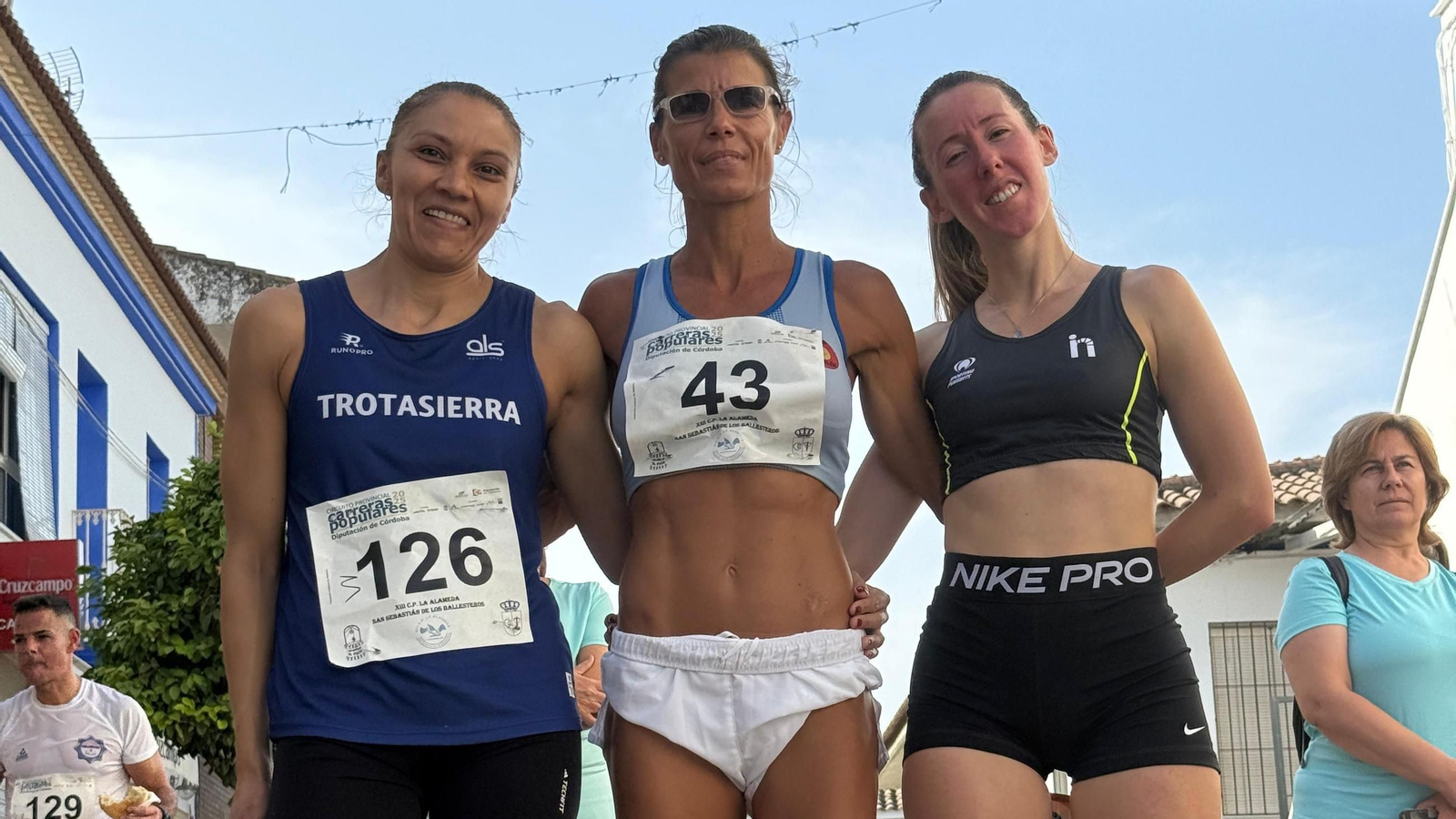 Mónica Ortiz posa junto a Lisa Esquivel y Azahara Pérez.