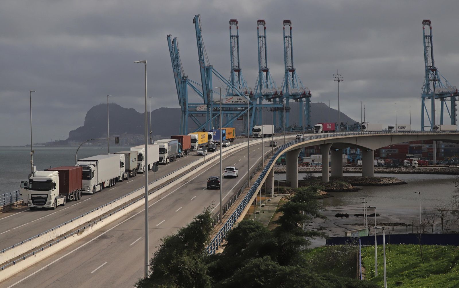 Las imágenes de los daños en el puente del Acceso Norte a Algeciras que encienden las alertas