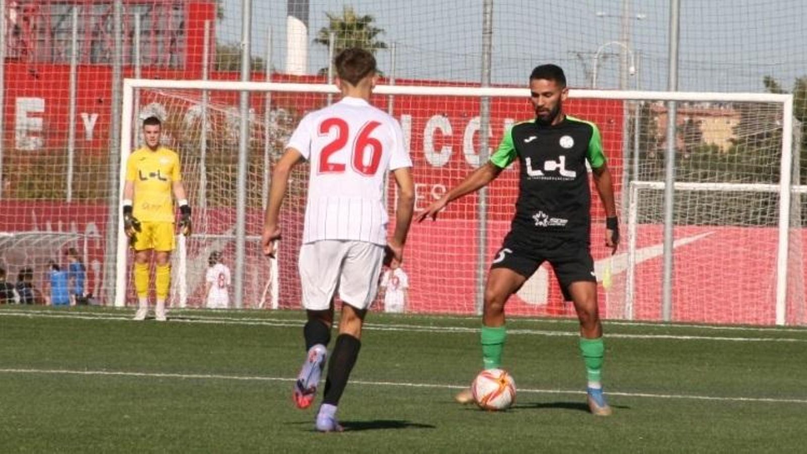Joao controla ante la presencia del local Juanan.