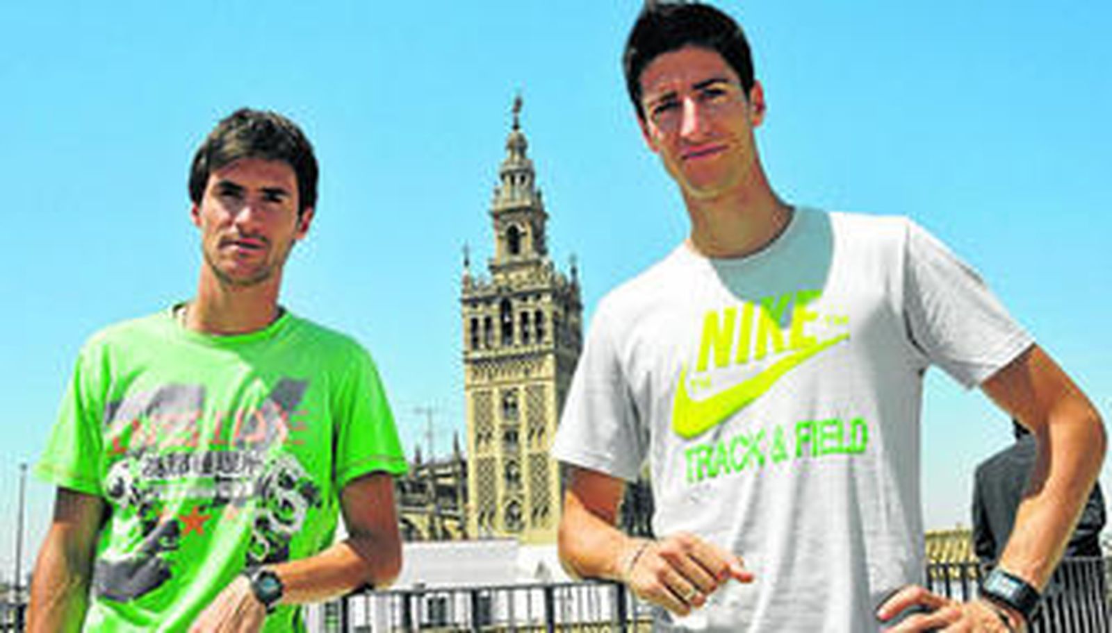 Alejandro Estévez y Luis Alberto Marco posan plácidamente en la azotea del hotel Fontecruz con la Giralda de fondo.