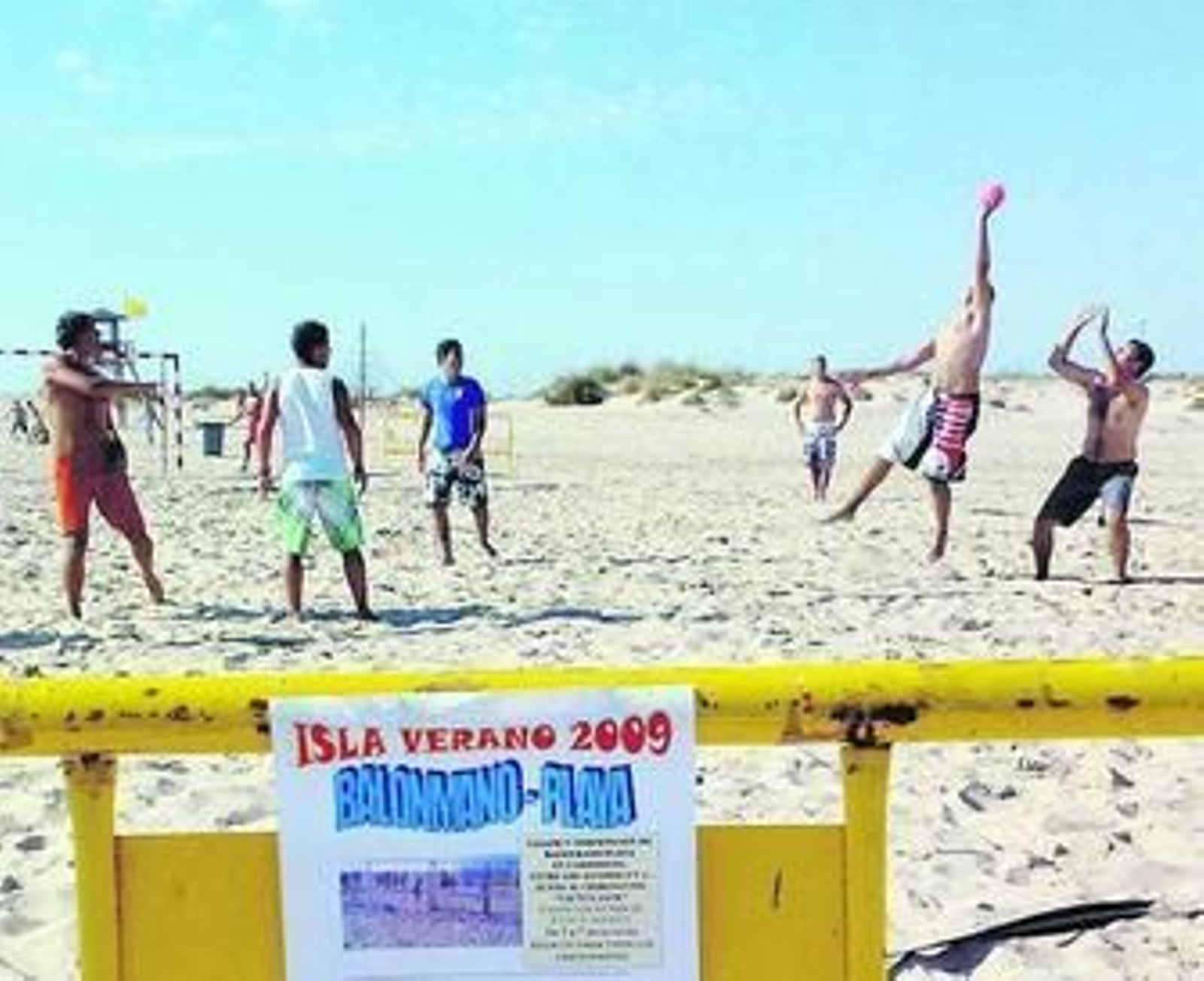 Talleres de balonmano en la playa de Camposoto.