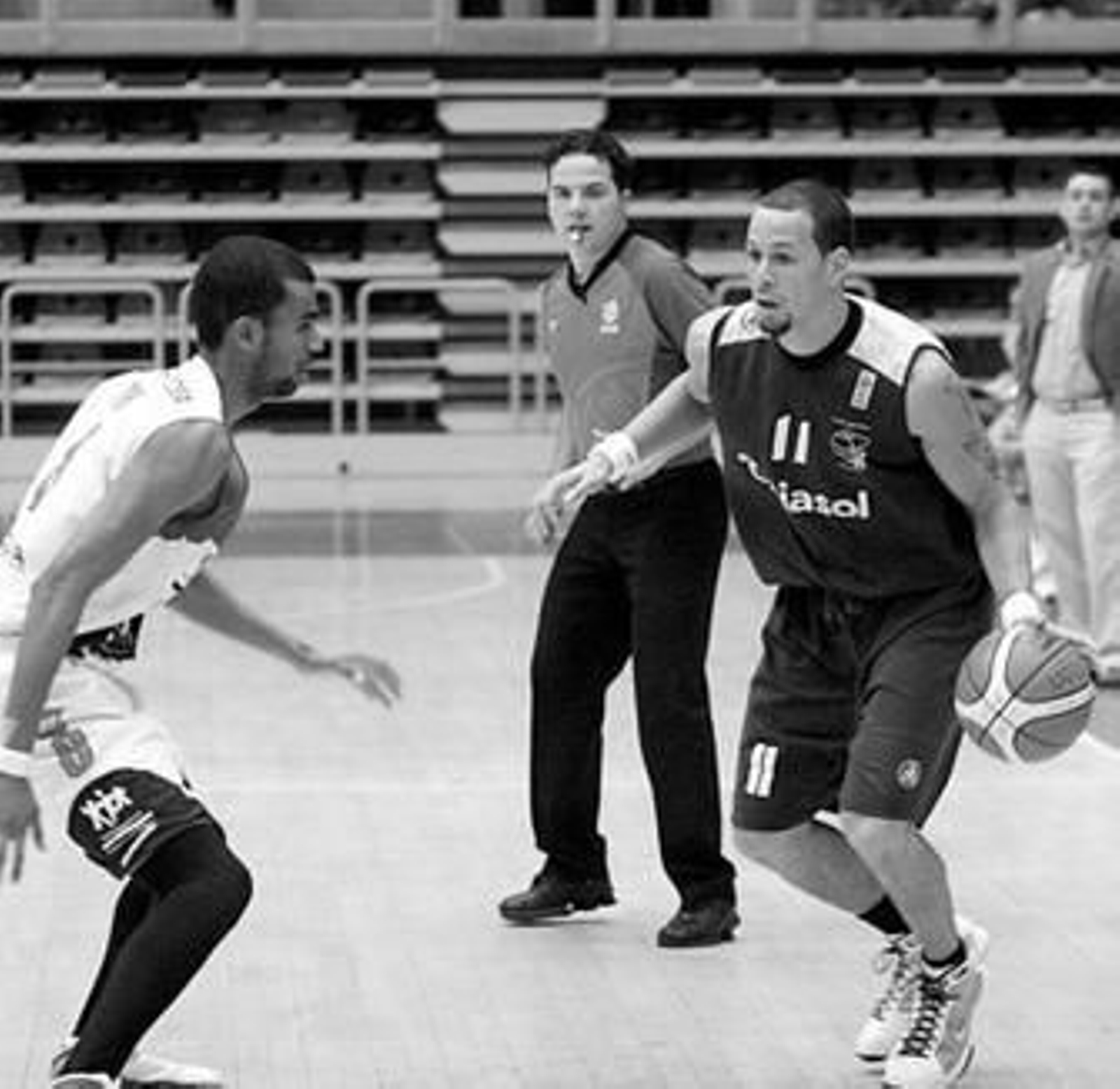Wayne Nelson -con el balón-, es el máximo encestador del CD Huelva con más de 16 puntos de media por partido.