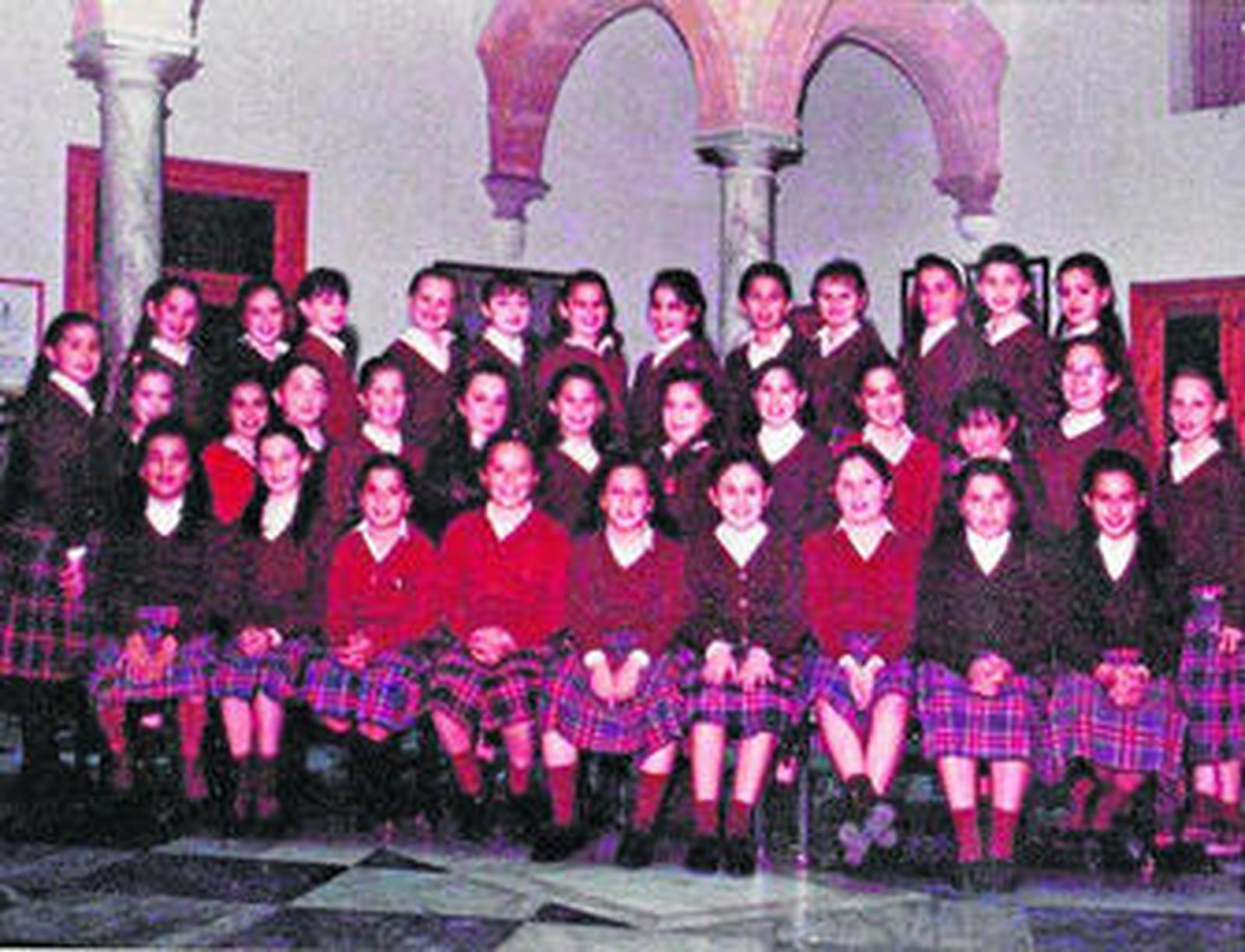 Un grupo de alumnas de la promoción de 1994 en el patio del colegio San Martín .