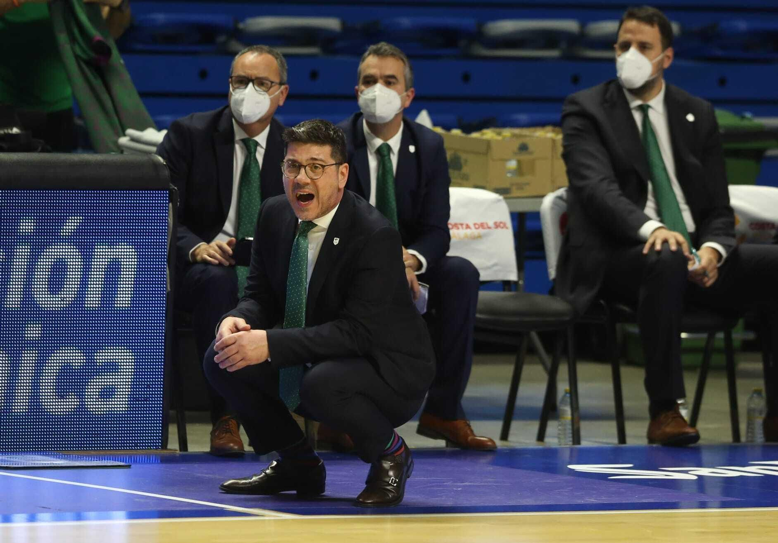 Fotis Katsikaris da órdenes desde la banda del Carpena.