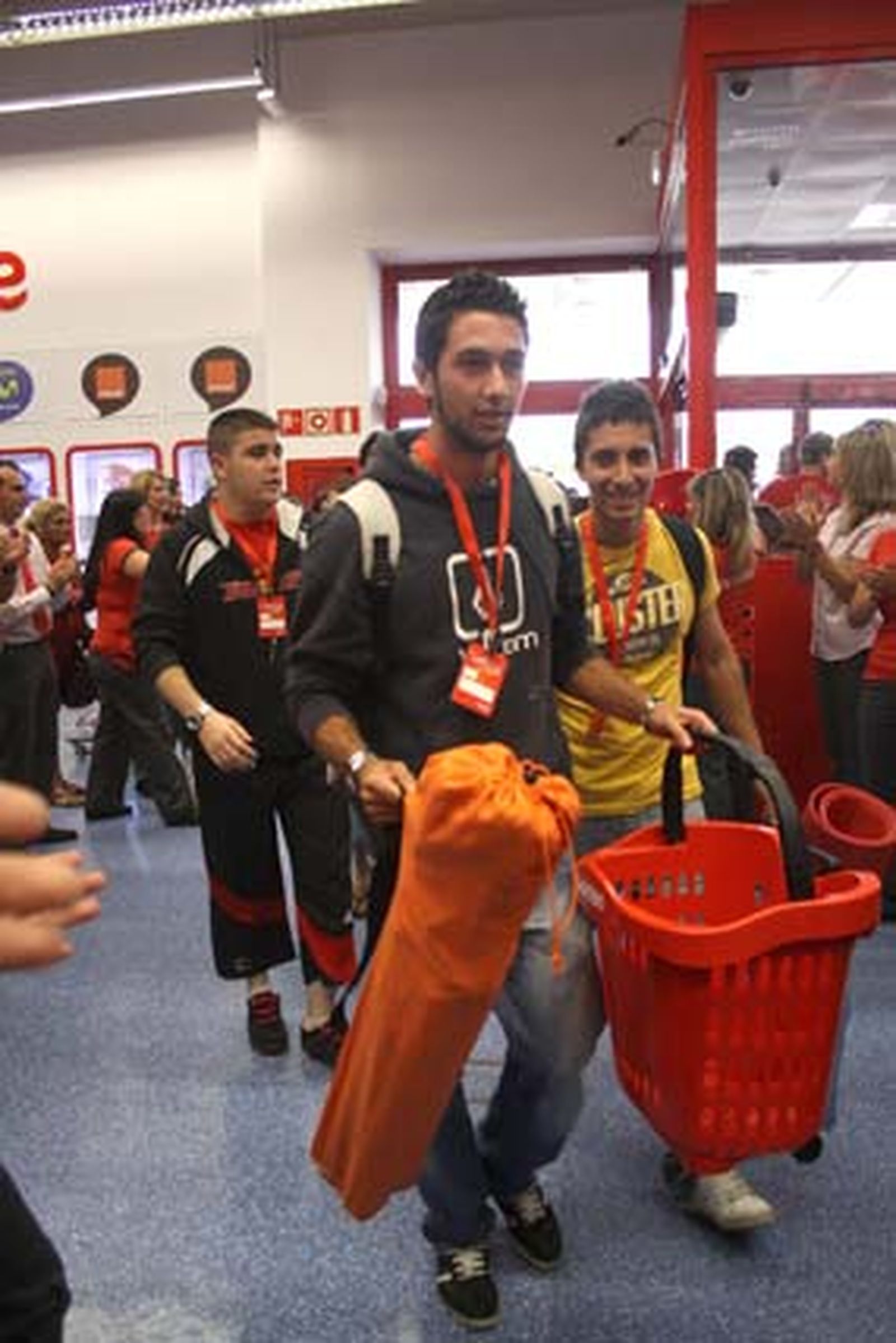 Multitud de personas se agolparon a las afueras de las instalaciones a la espera de la apertura de la nueva tienda Worten instalada en Las Marismas, en la localidad de Los Barrios

Foto: Vanessa Perez