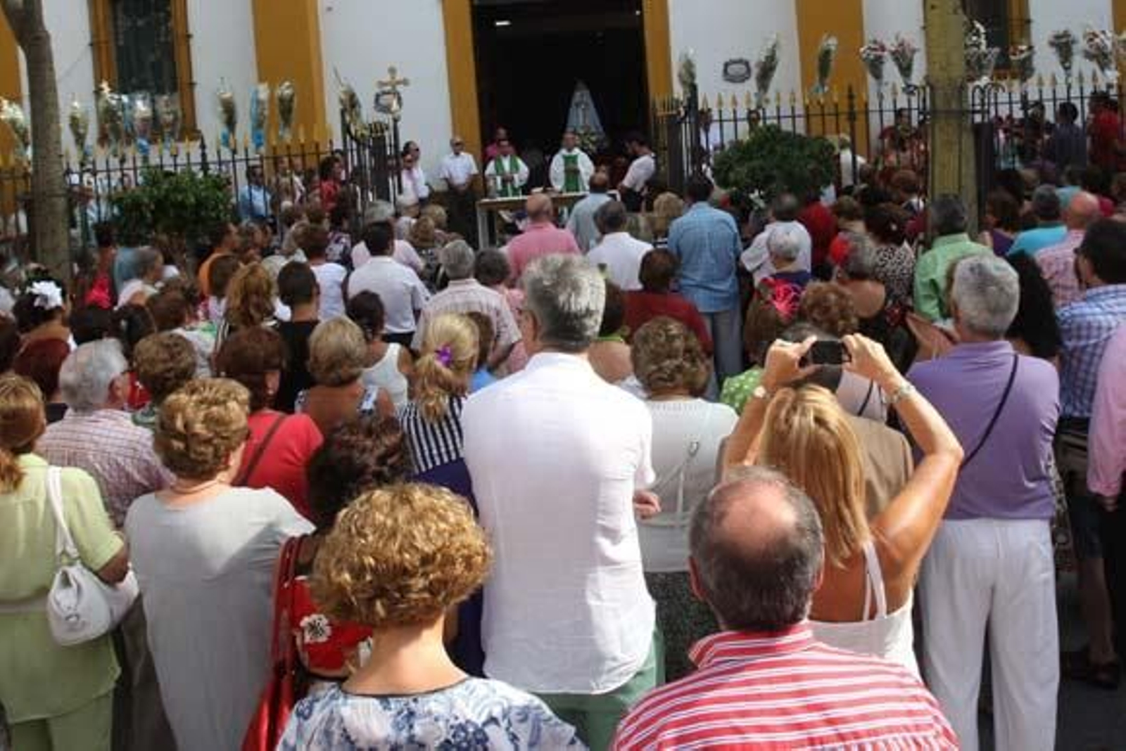 Los linenses se volcaron en la celebración del Domingo Rociero y el Real y el centro tuvieron un gran ambiente

Foto: Paco Guerrero