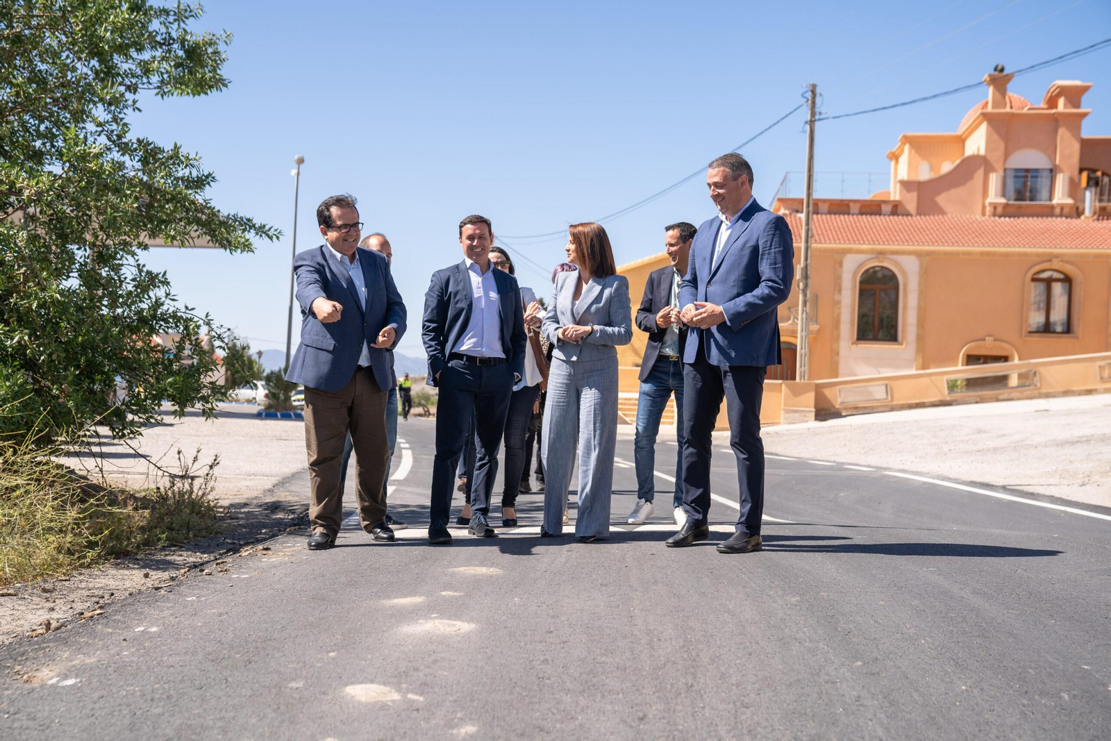 Presidente y diputados durante una visita a unas obras en Albox.