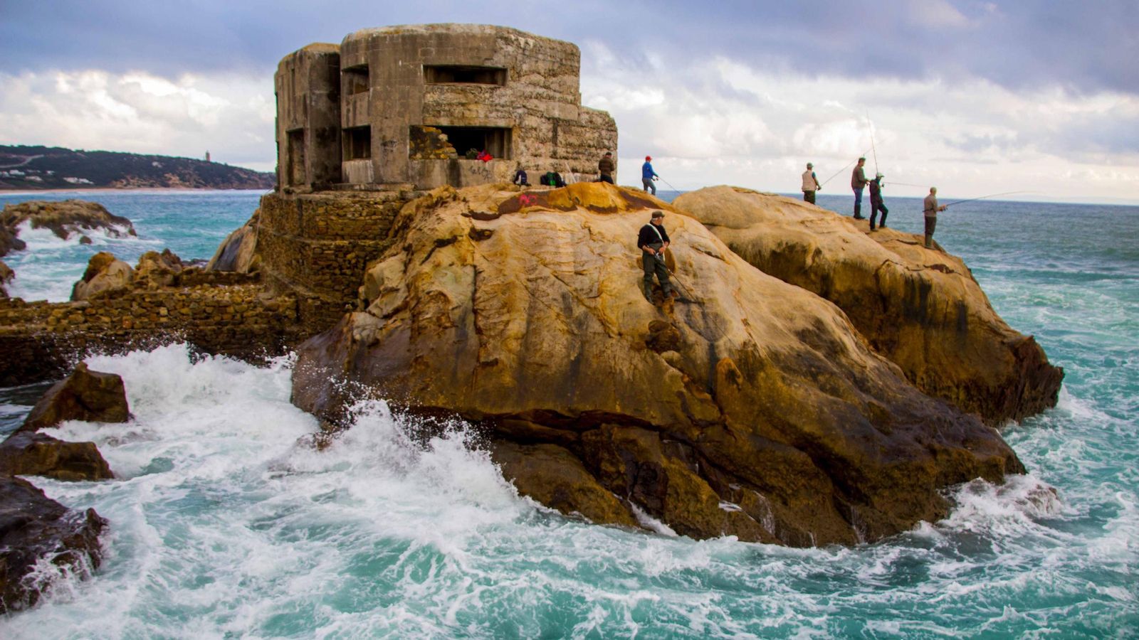 Las piscinas naturales se forman a los pies del Búnker de la playa de Atlanterra Las piscinas naturales se forman a los pies del Búnker de la playa de Atlanterra