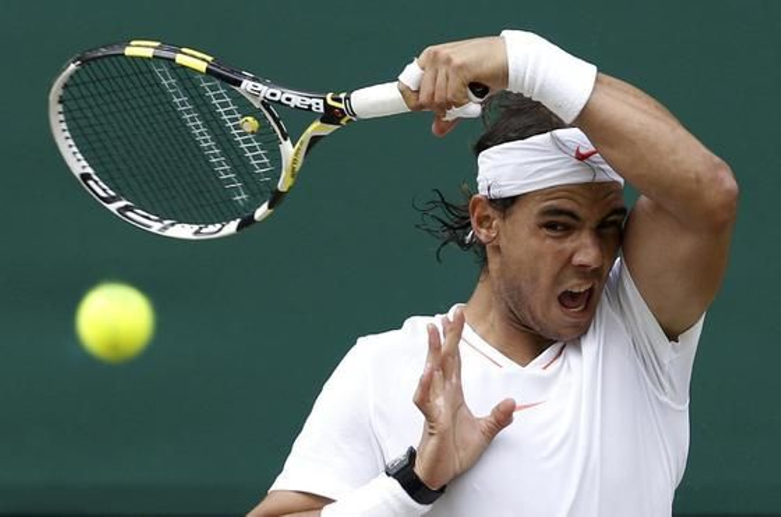 Nadal devuelve la bola a su rival durante la final.

Foto: reuters