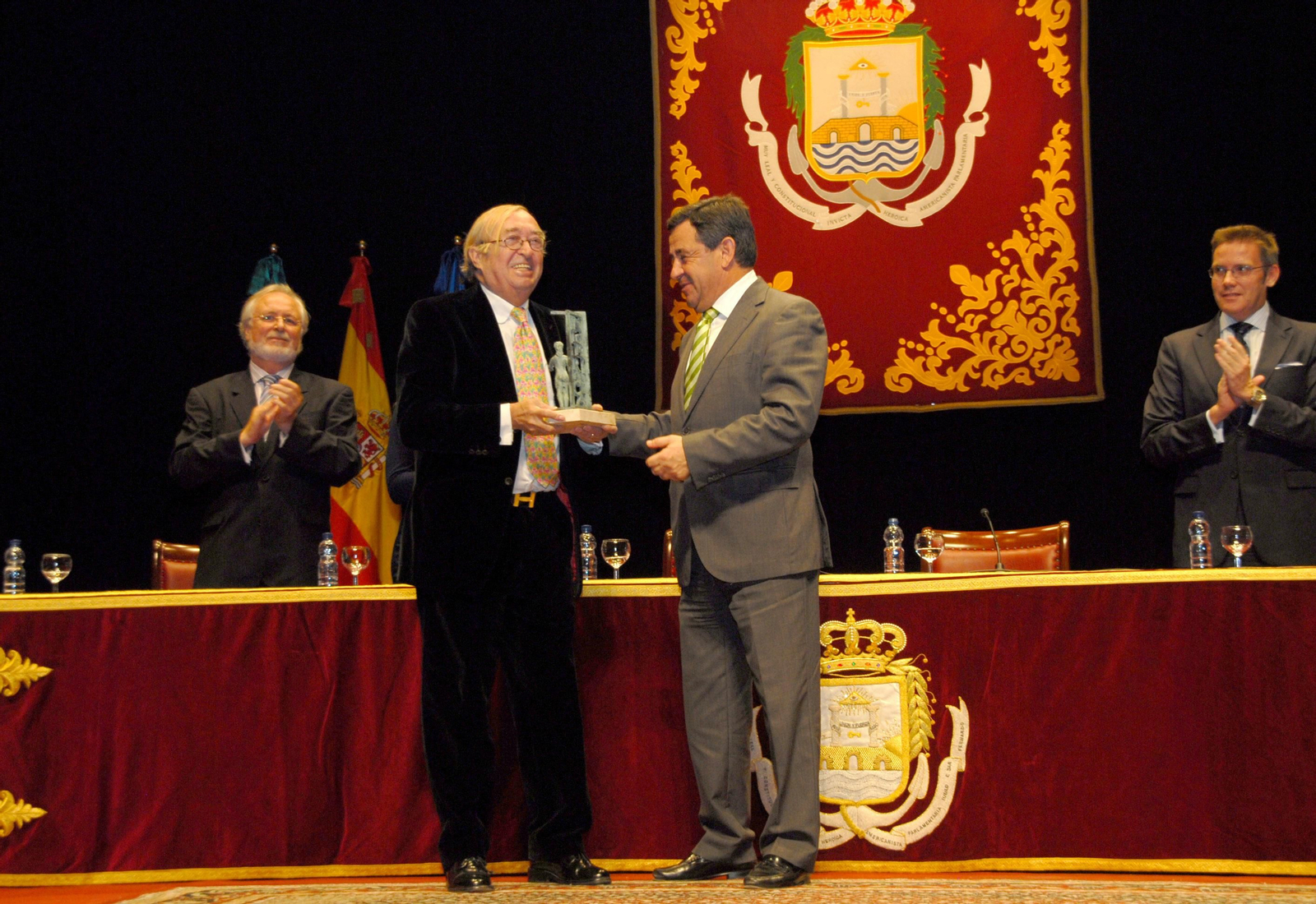 Pepe Oneto, en 2013, tras recibir en el Teatro de las Cortes el Premio a la Libertad de Prensa. Pepe Oneto, en 2013, tras recibir en el Teatro de las Cortes el Premio a la Libertad de Prensa.