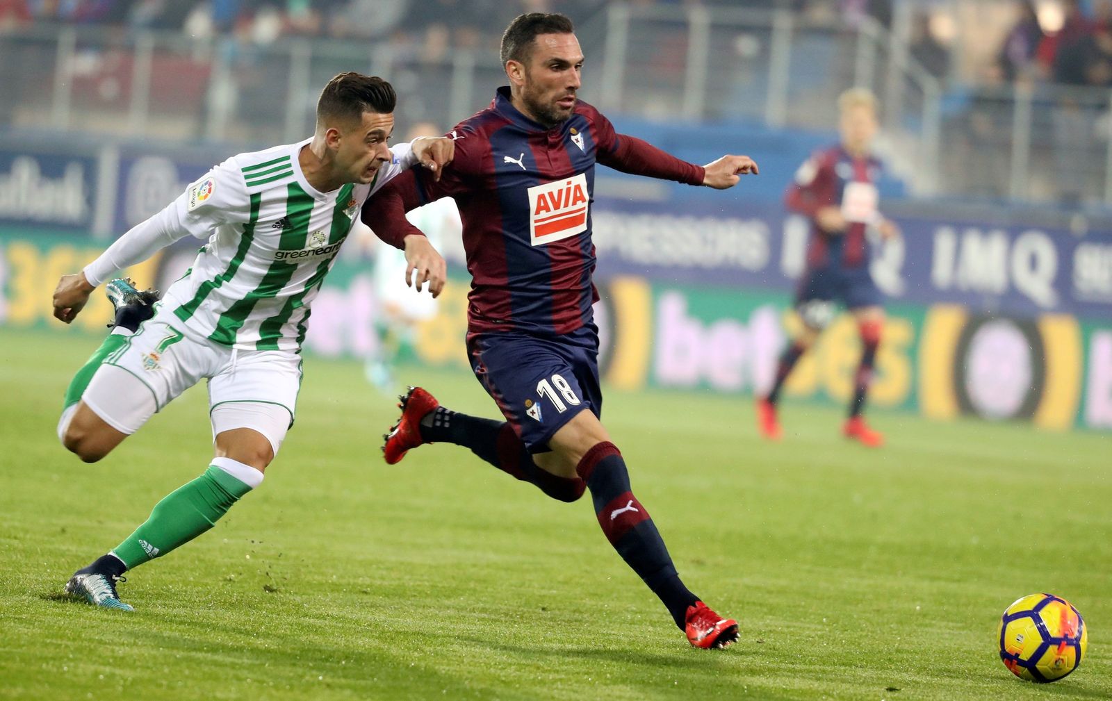 Sergio León persigue un balón.