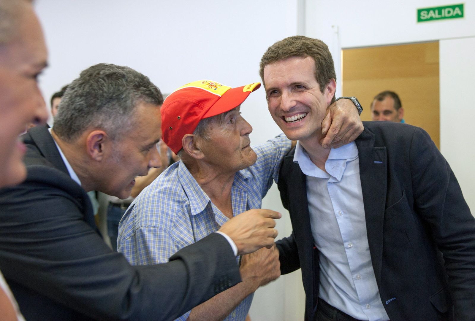El candidato a la presidencia del PP Pablo Casado saluda a simpatizantes durante una reunión con militantes ayer en Logroño.