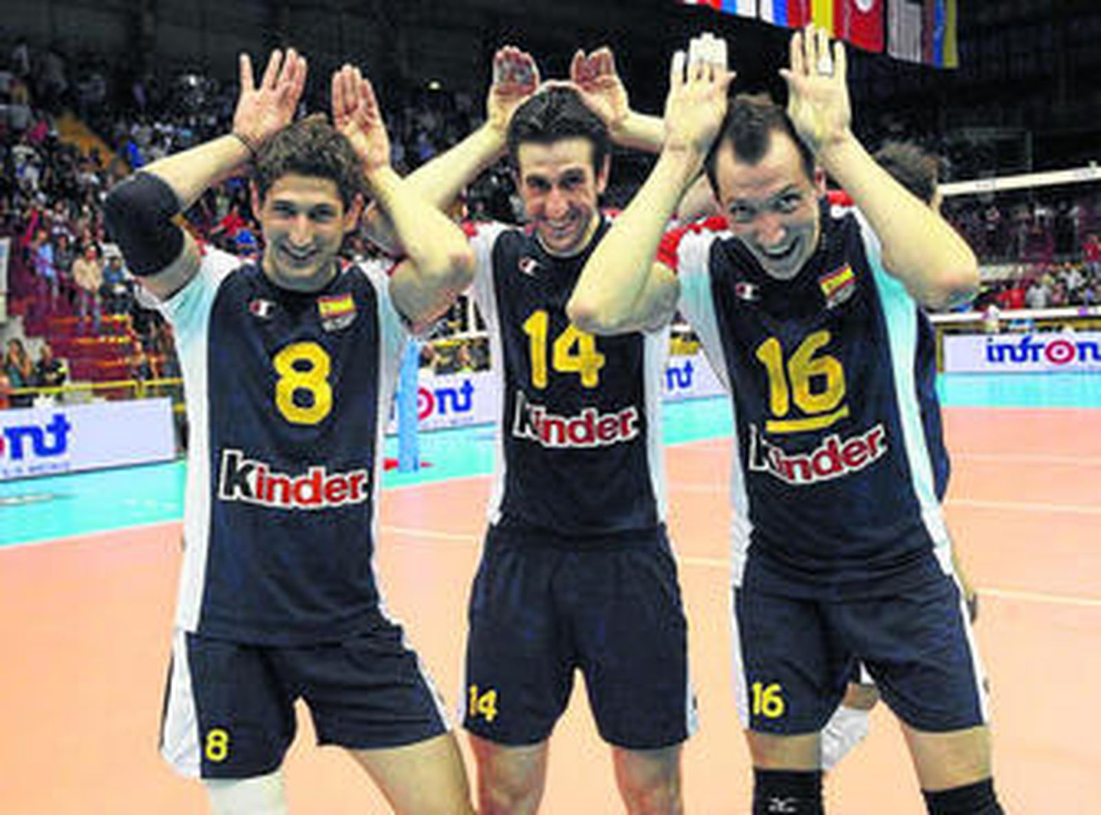 Salas, Ibán Pérez (ambos de Unicaja) y García-Torres, con la Selección Española este verano.