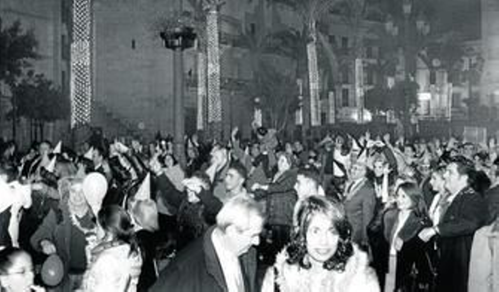 Asistentes a la fiesta de Nochevieja en la plaza del Arenal de Jerez, en 2007.