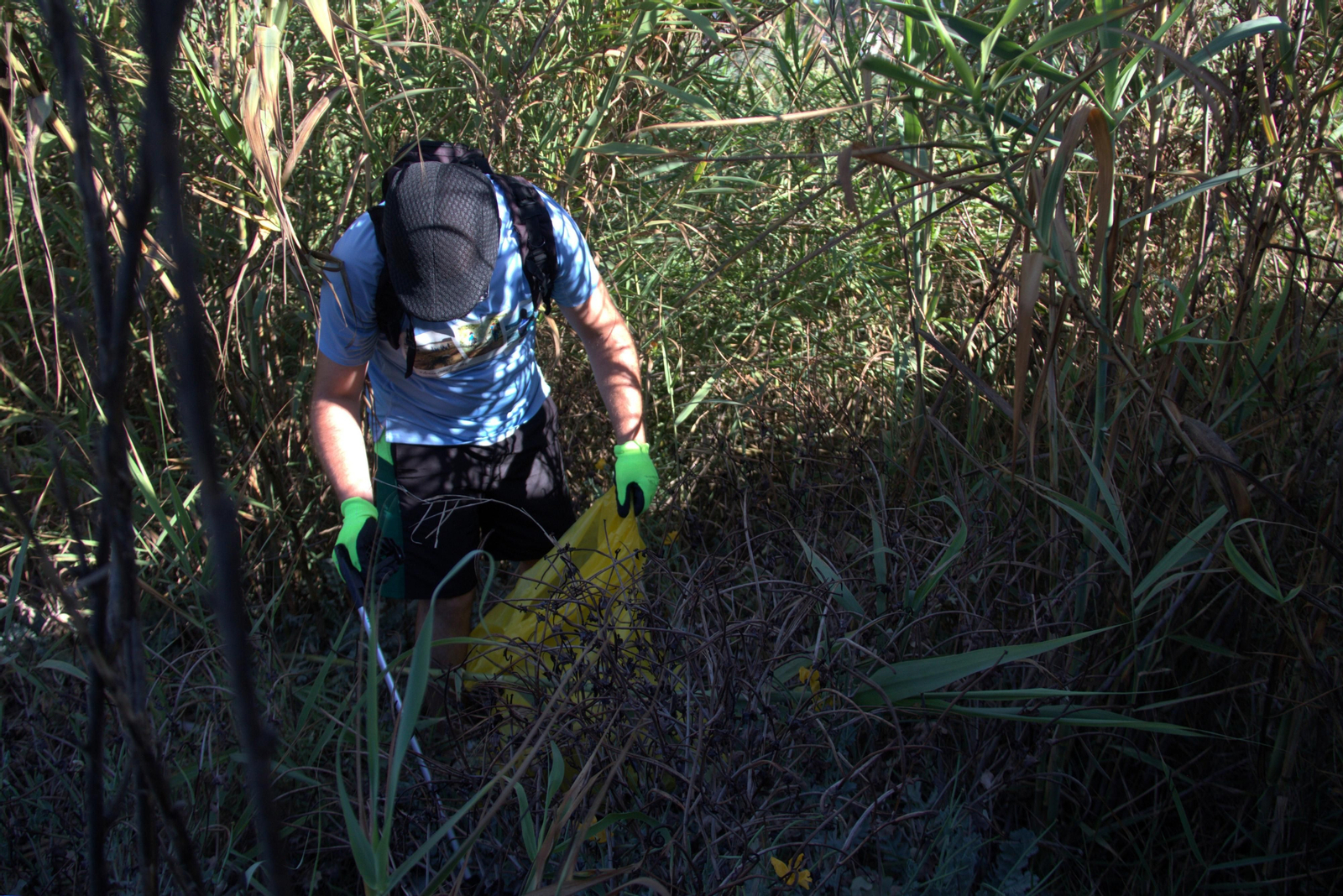 Así ha sido la jornada de limpieza de la desembocadura del río Guadalfeo en Salobreña