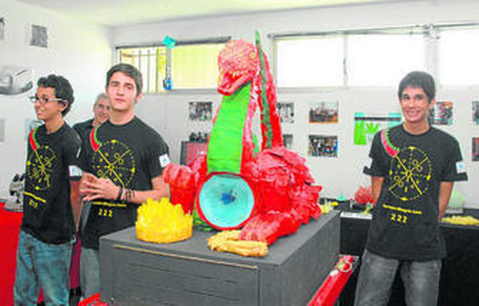 Tres de los cuatro alumnos ganadores, junto a su cristal y el dragón Wulff que formaba parte de su proyecto.