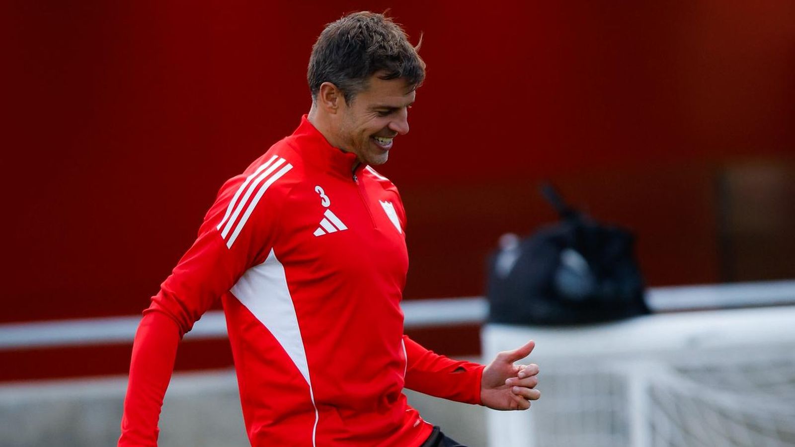 Azpilicueta sonríe mientras devuelve un balón en un rondo a un compañero.