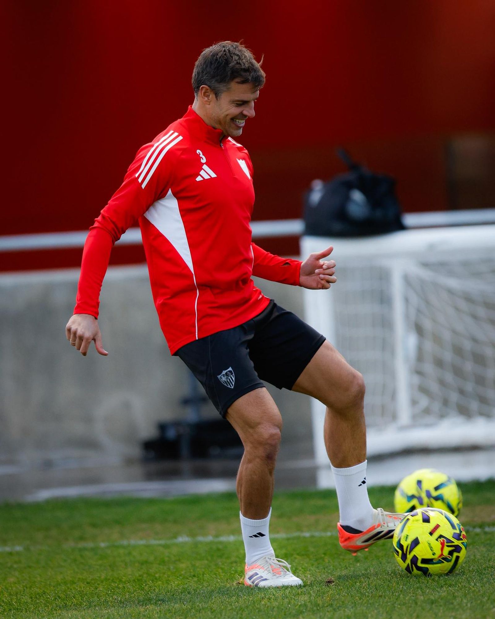 Azpilicueta sonríe mientras devuelve un balón en un rondo a un compañero.