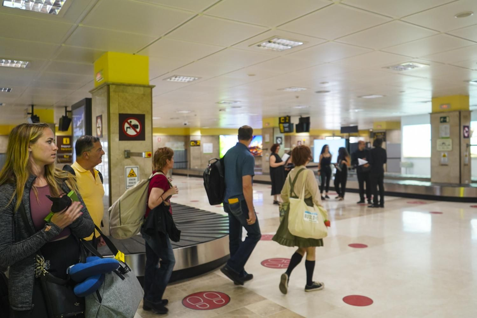 Un grupo de viajeros entran en el aeropuerto de Granada tras aterrizar su vuelo.