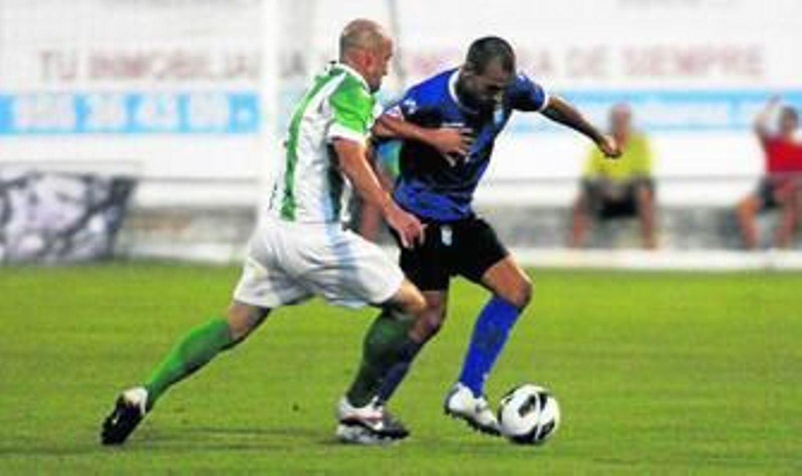 El exalgecirista Castillo (izquierda) pugna con un jugador del Xerez en el amistoso del pasado sábado.