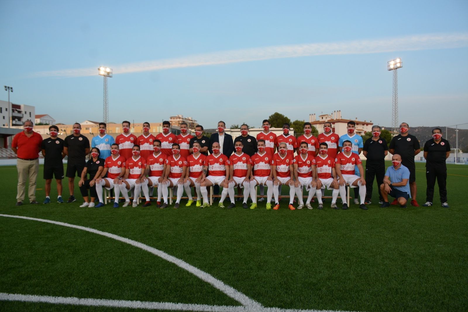 Foto de familia del CD San Roque, con las autoridades locales