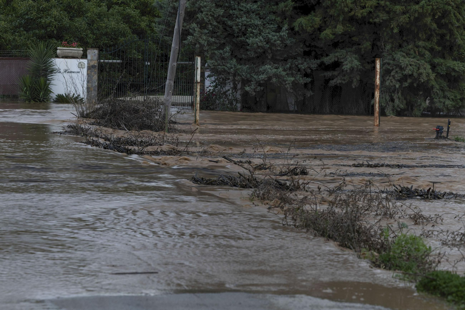 El río Guadiaro, desbordado, a su paso el pasado jueves por Jimena de la Frontera.