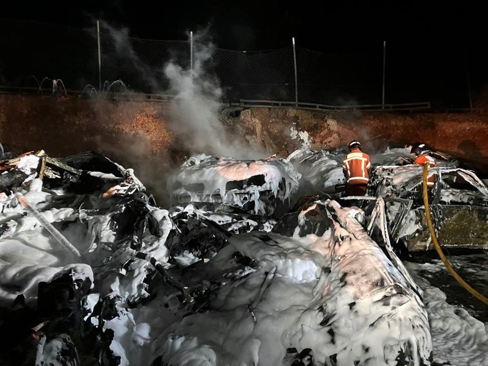 Actuación de los bomberos en el amasijo de vehículos calcinados
