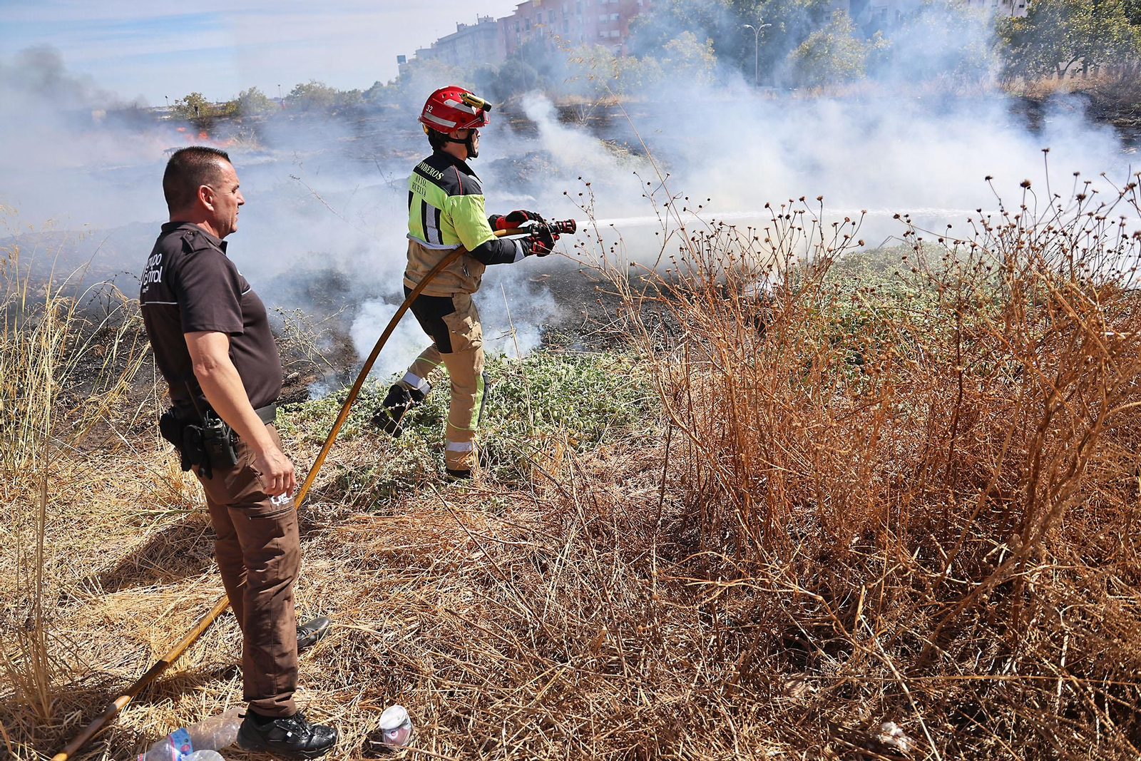 Imágenes del incendio junto al Hospital Juan Ramón Jiménez y el campo de fútbol de El Torrejón en Huelva