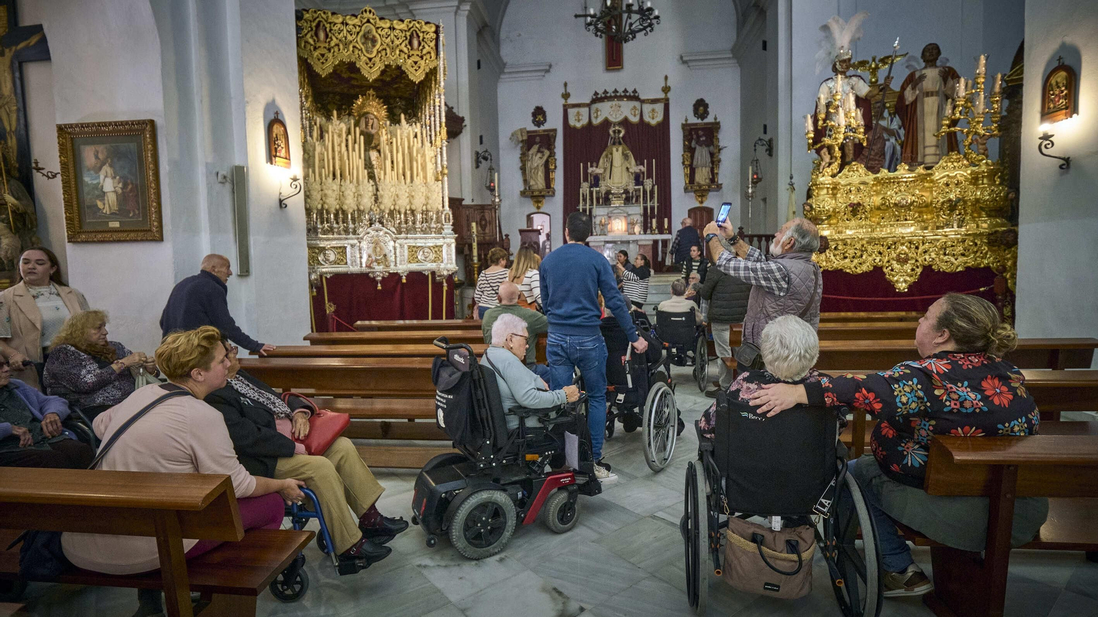 Usuarios de la Residencia Fragela  durante la visita al Cristo de las Sietes Palabras