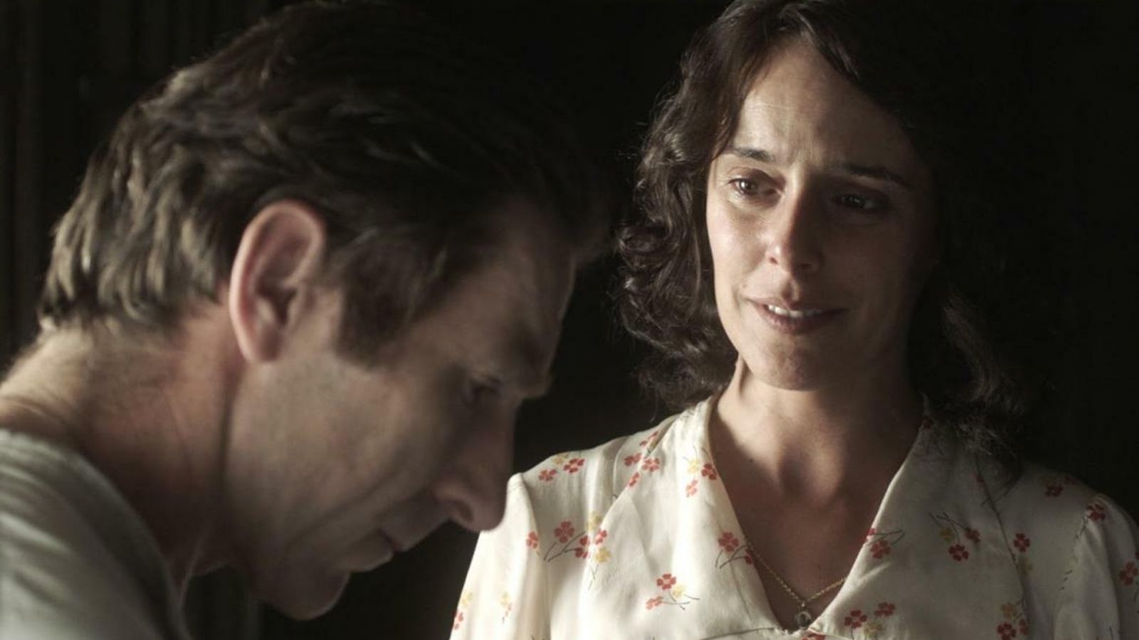 Antonio de la Torre y Belén Cuesta, en 'La trinchera infinita'.