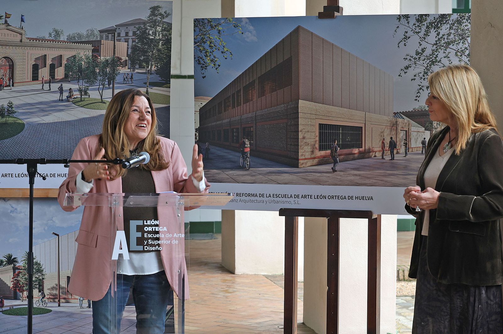 Fotografías de la colocación de la primera piedra de las obras de ampliación y reforma de la Escuela de Arte y Superior de Diseño León Ortega de Huelva