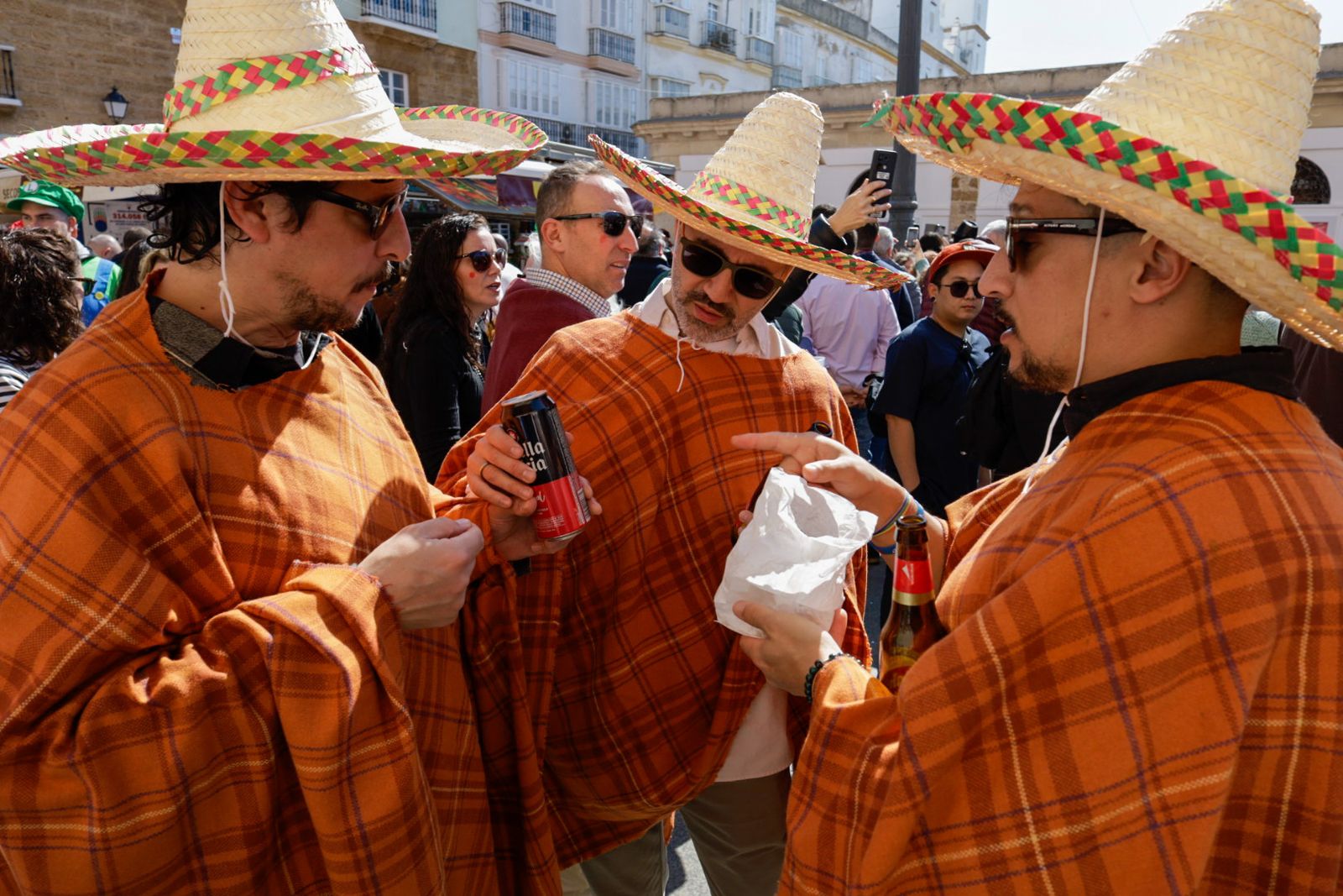 Así vive Cádiz su primer sábado de Carnaval: las imágenes de las batallas de copla y la fiesta en la calle