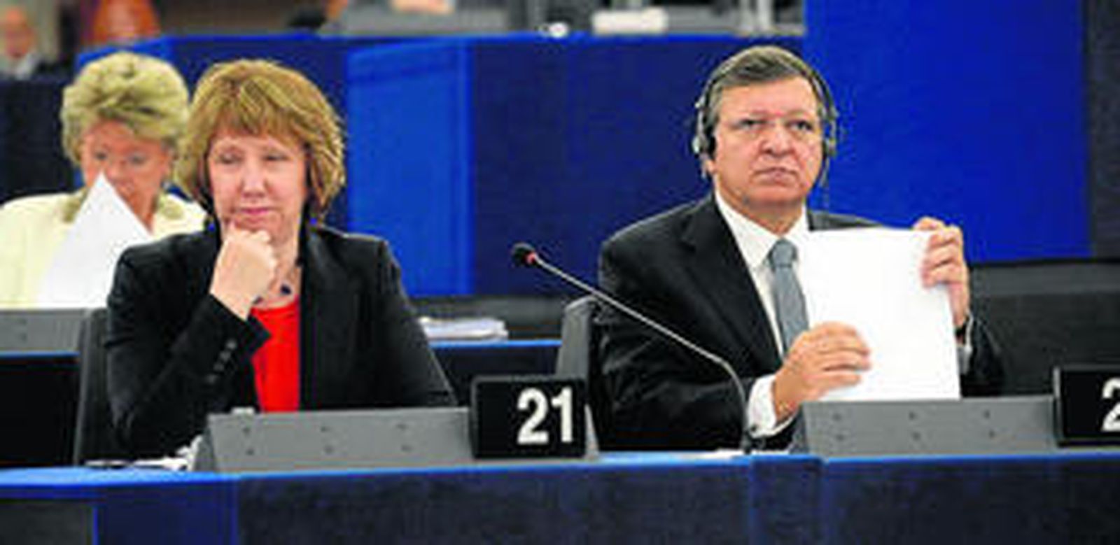Jose Manuel Durao Barroso (d) y la jefa de la diplomacia de la UE, Catherine Ashton, ayer en el Pleno.