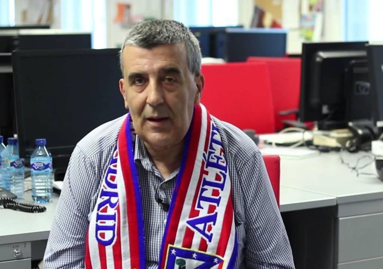 El periodista 'Manolete' en la foto de despedida de los compañeros de la SER