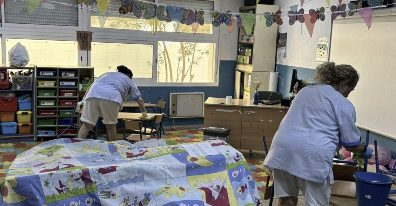 Trabajadoras de Elicodesa en los colegios de Sanlúcar.