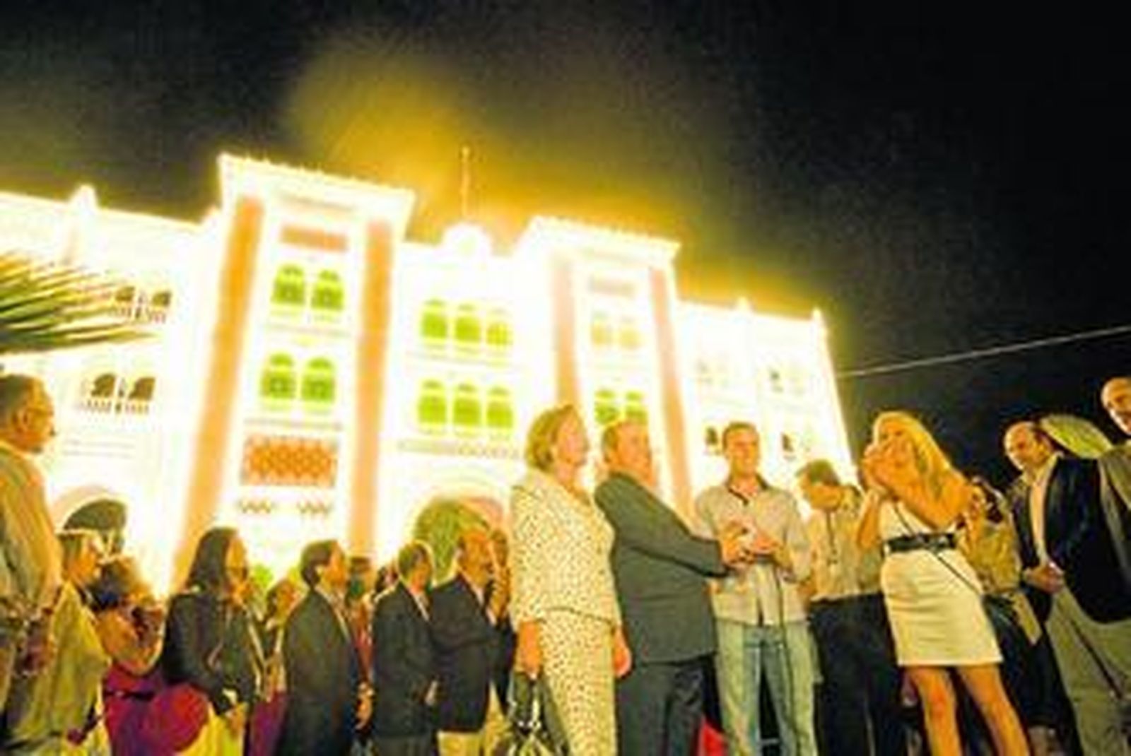Con el alumbrado arrancó la primera noche de fiesta en el recinto ferial de Almanjáyar.