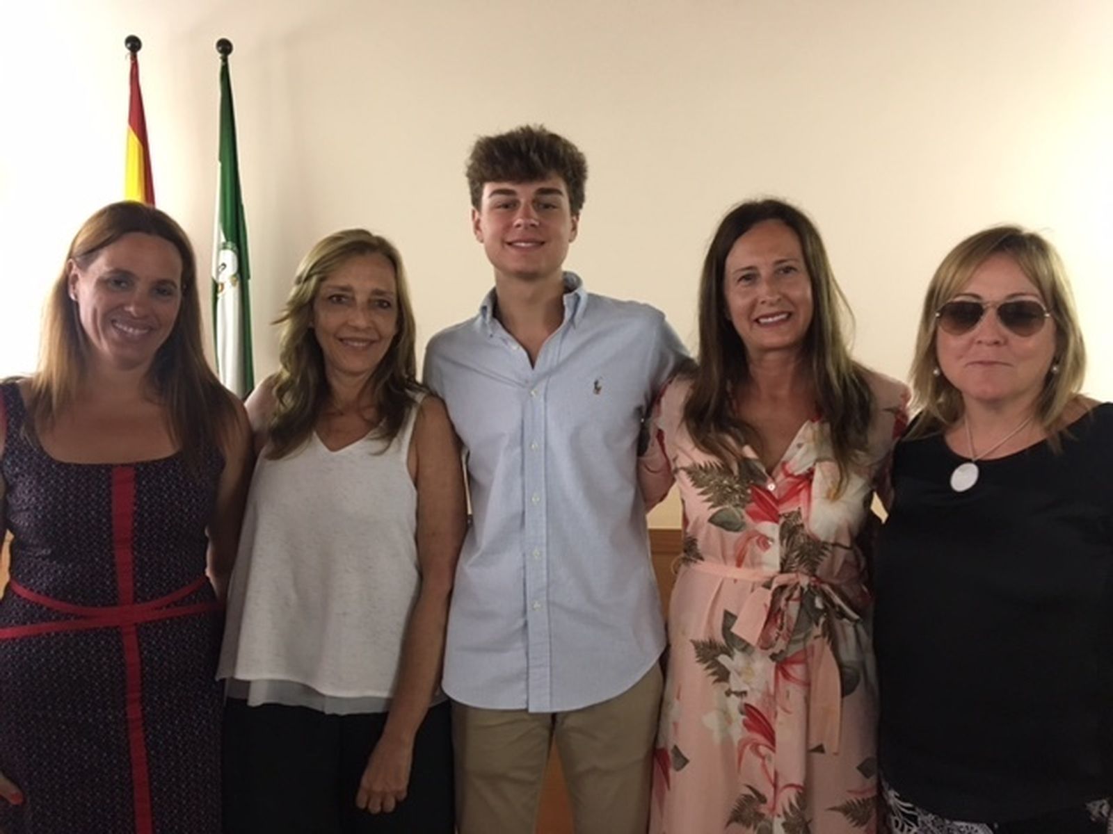 Jaime Turón, en el centro, junto a familiares de las dos jerezanas y la delegada Remedios Palma, ayer en Cádiz.