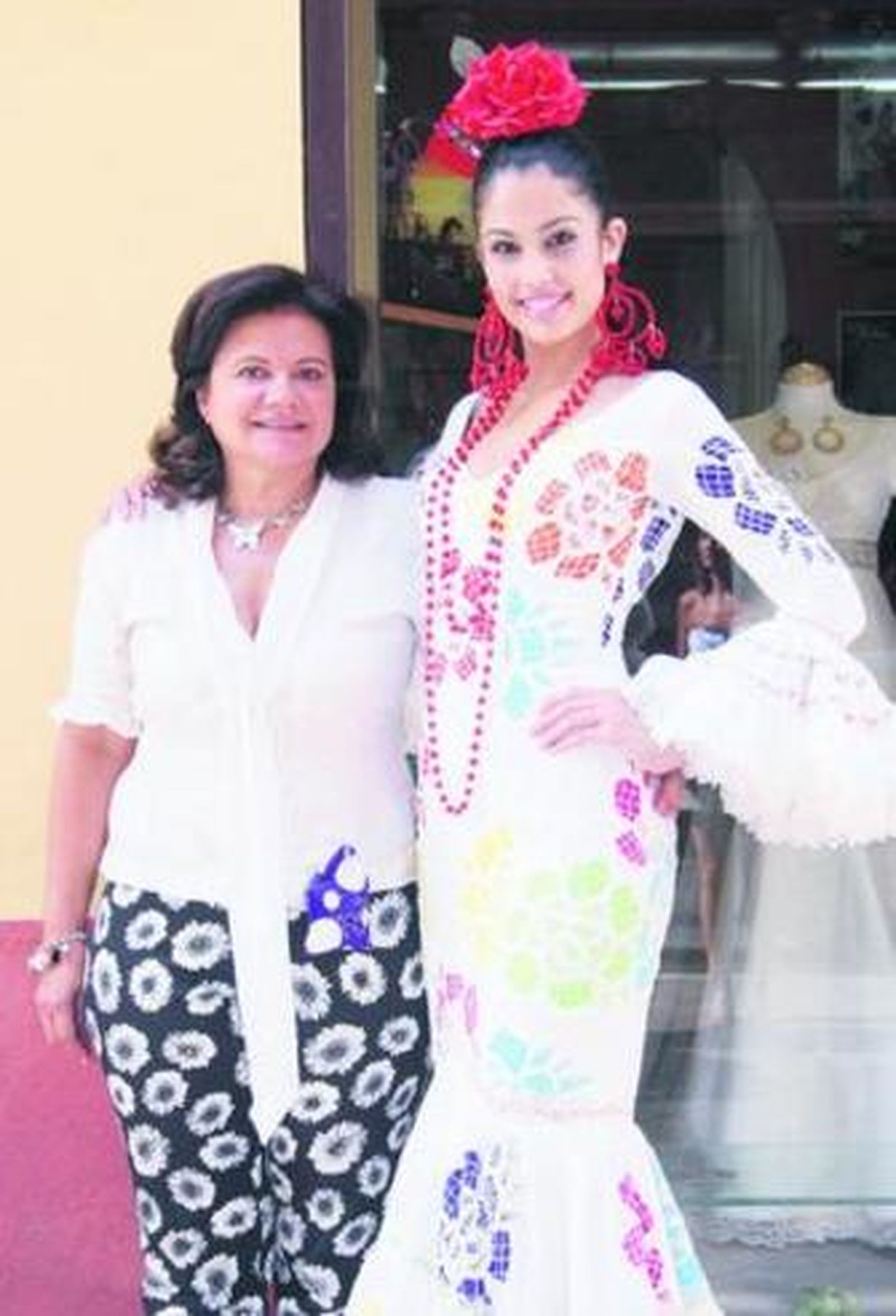Pilar Vera, con la joven modelo Patricia Rodríguez, quien viste uno de sus vestidos.