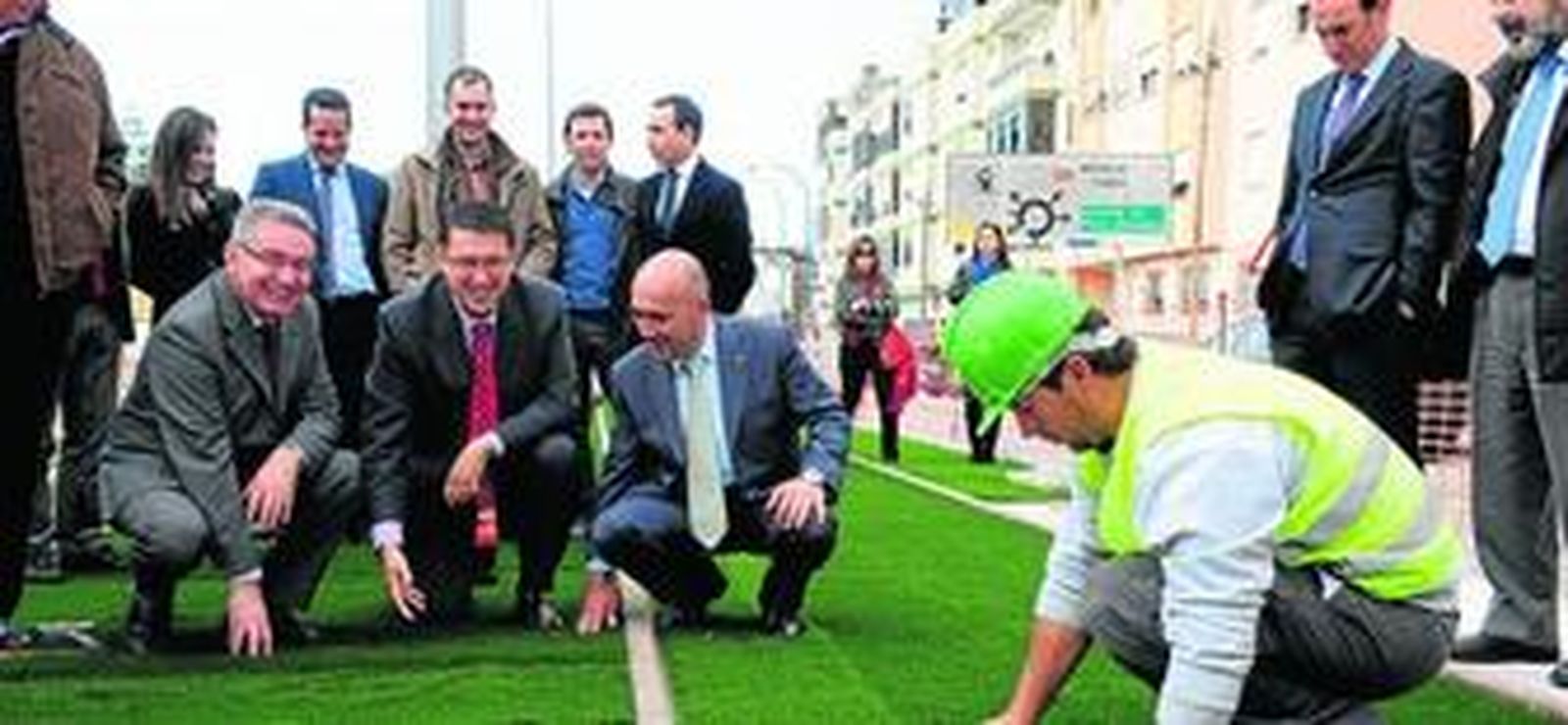 Pablo Lorenzo y Manuel de Bernardo, entre otros, en la última puesta en escena del tranvía, este mismo mes de marzo, con la colocación de césped sintético en La Ardila.