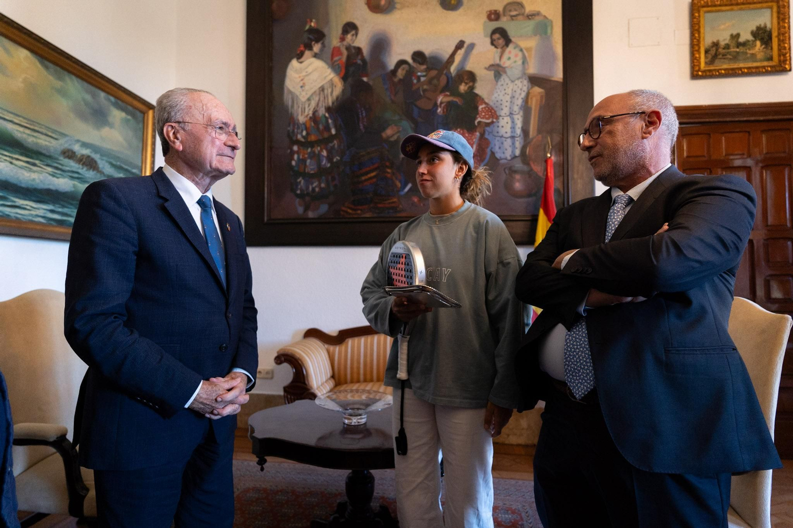 El alcalde De la Torre recibe a Bea González, campeona de pádel